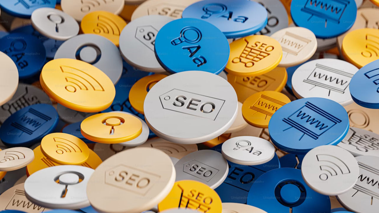 Digital illustration of SEO-related icons, including backlink and www symbols.