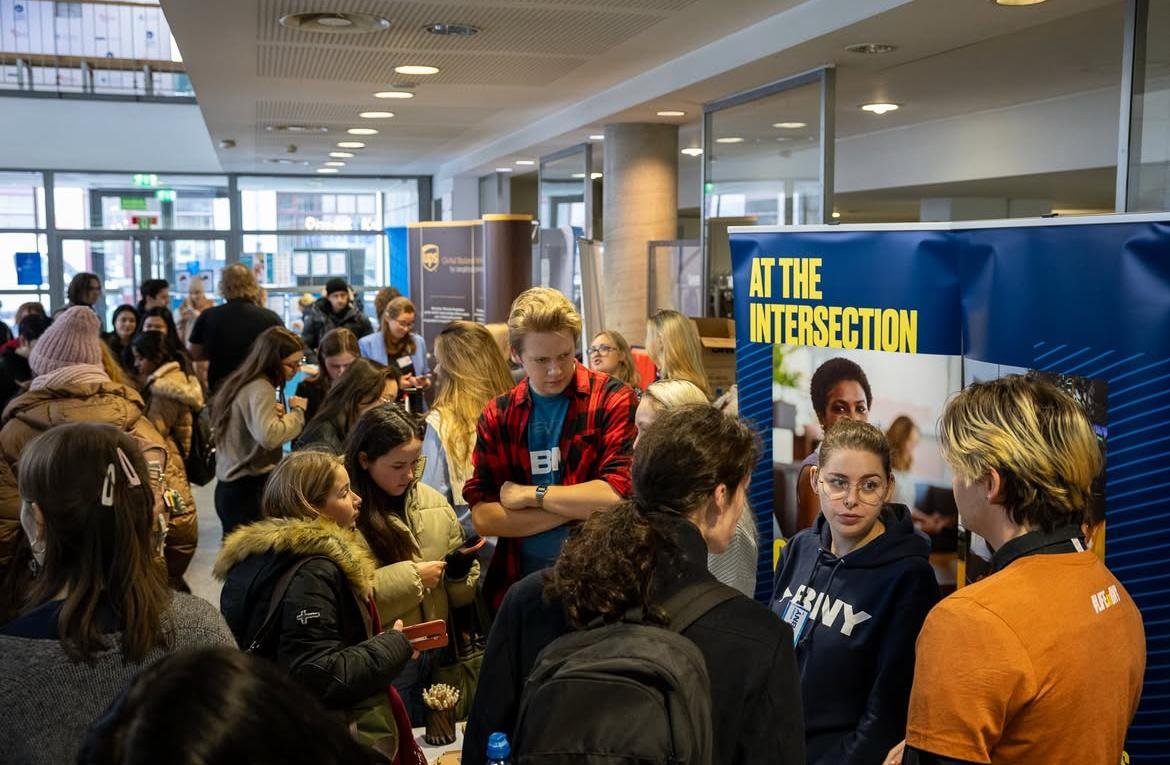 University job fair with students exploring career opportunities – part of my early SEO and digital marketing journey.